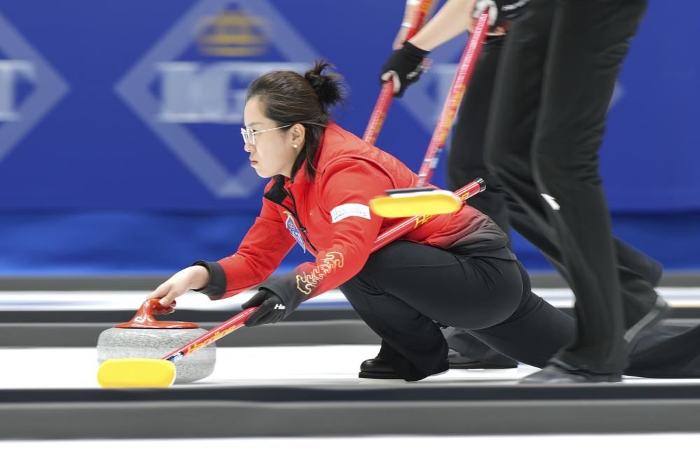 争议判罚点燃全场，两队差点动手